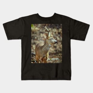 Roe buck in the forest Kids T-Shirt